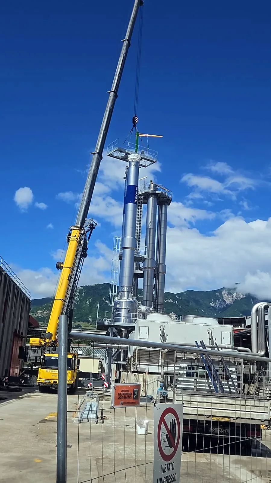 Montaggio con autogru di una colonna in acciaio inox